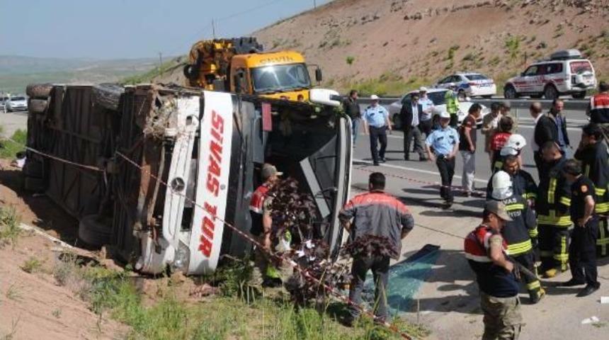 Sivas'ta Yolcu Otob&uuml;s&uuml; Devrildi: 26 Yaralı