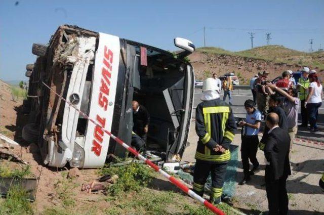 Sivas'ta Yolcu Otobüsü Devrildi: 26 Yaralı