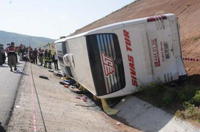 Sivas'ta Yolcu Otobüsü Devrildi: 26 Yaralı
