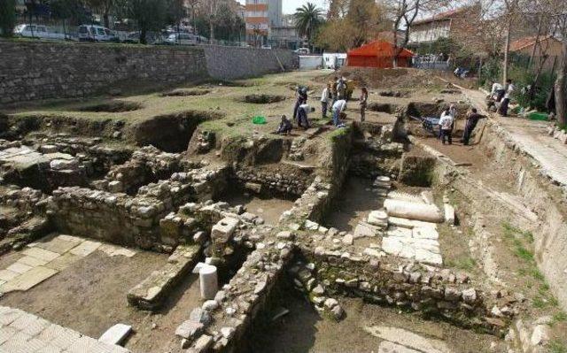 İzmir'de Kazılar Onaya Takıldı