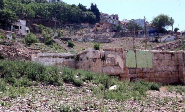 İzmir'de Kazılar Onaya Takıldı