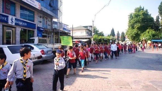 Minik Öğrenciler Çevre Temizliğine Dikkat Çekti