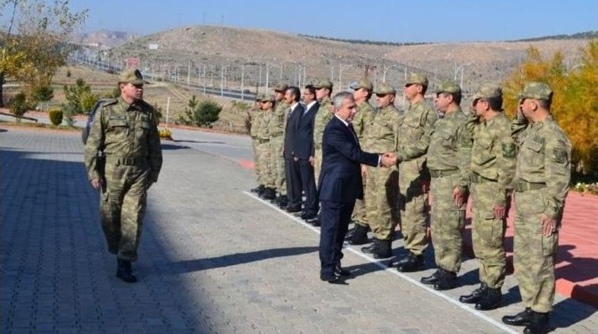 Vali Kam&ccedil;ı&rsquo;dan Jandarmaya Kutlama