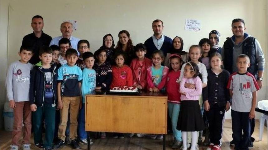 Yavrukurtlar İ&ccedil;in Pasta Kesildi