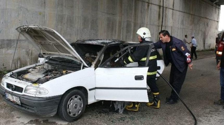 Otomobil Seyir Halindeyken Alev Aldı