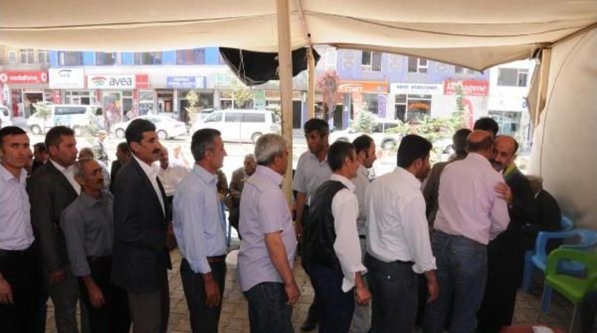 Hdp'li Milletvekiline Tebrik Kuyruğu