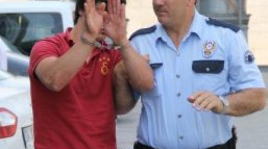 Hırsızlık İ&ccedil;in Girdiği Evde Uyuyan Kadının Yanına Yattı