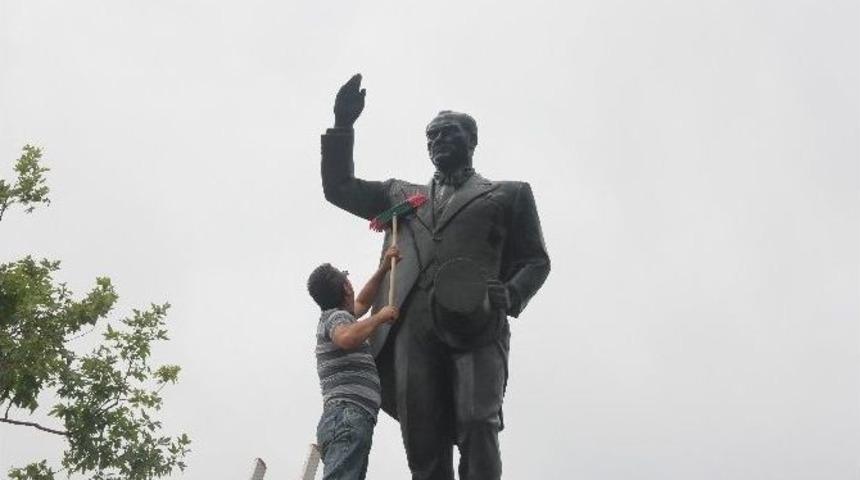 Atat&uuml;rk Anıtı Temizlendi