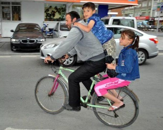 Baba Ve Çocuklarının Bisiklette Tehlikeli Yolculuğu