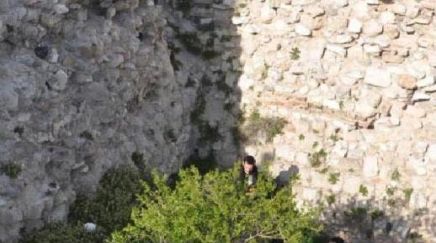 Abla-Kardeş Fotoğraf &Ccedil;ekmek I&ccedil;in &Ccedil;ıktıkları Tarihi Kaleden D&uuml;ş&uuml;p Yaralandı