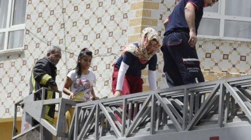 Bodrum Katta Yangın &Ccedil;ıktı, Mahsur Kalanlar Itfaiye Merdiveniyle Kurtarıldı