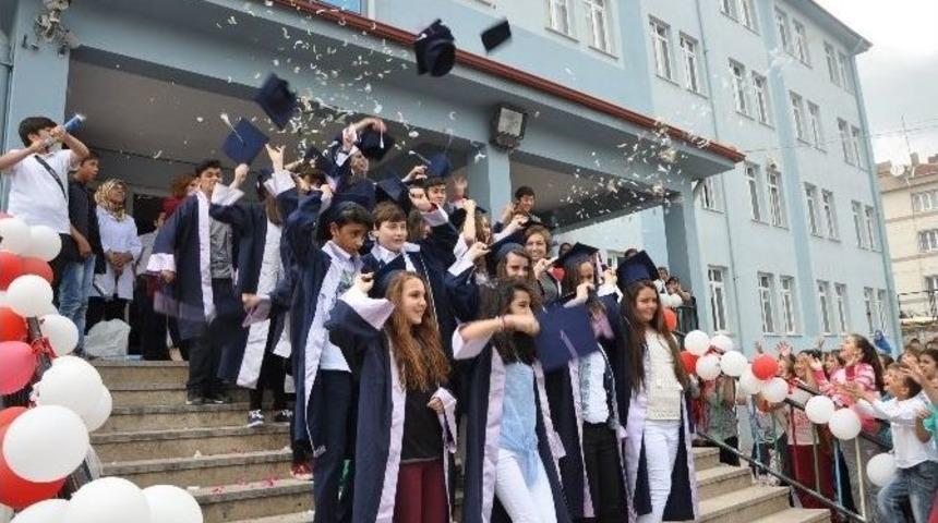 Boz&uuml;y&uuml;k Mehmet Akif Ersoy Ortaokulu&rsquo;nda Mezuniyet Programı