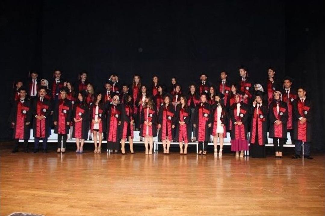 Er&uuml; Eczacılık Fak&uuml;ltesi 6. D&ouml;nem Mezunlarını Verdi