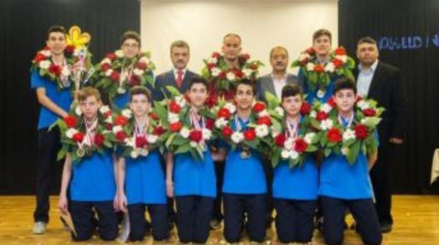 Başkan Usta&rsquo;dan T&uuml;rkiye İkincisi Voleybolculara &Ouml;d&uuml;l