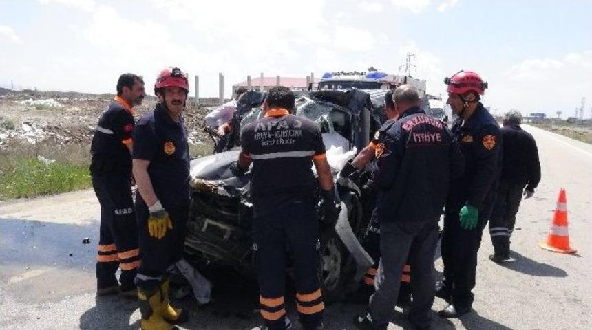 Erzurum&rsquo;da Otomobil Kamyonun Altına Girdi: 2 &Ouml;l&uuml;