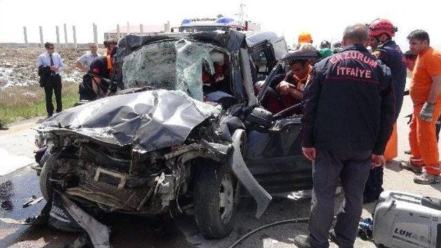 Erzurum’da Otomobil Kamyonun Altına Girdi: 2 Ölü