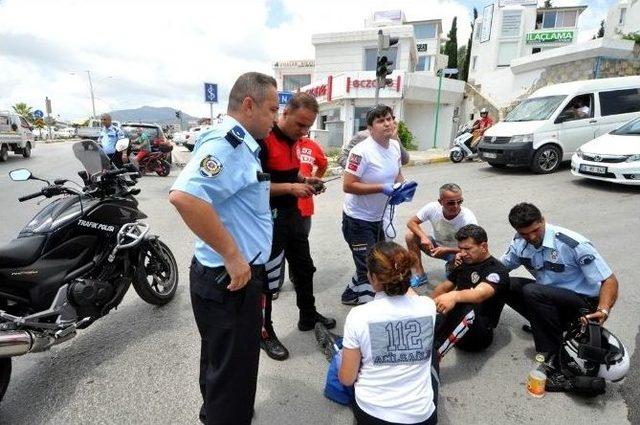 Motosikletli Polis Trafik Kazasında Yaralandı