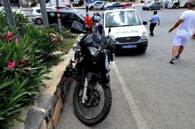 Motosikletli Polis Trafik Kazasında Yaralandı