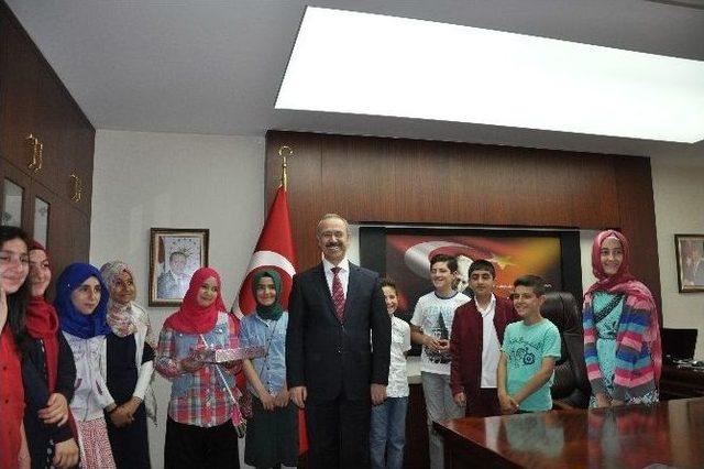 Muş Valisi Dereceye Giren &Ouml;ğrencileri &Ouml;d&uuml;llendirdi 1