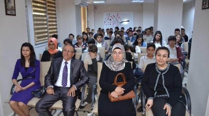 Ev Hanımının &Ccedil;ıkardığı Şiir Kitabı İ&ccedil;in Şiir Dinletisi