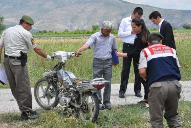 Otomobilin Çarptığı Motosikletli Çift Öldü