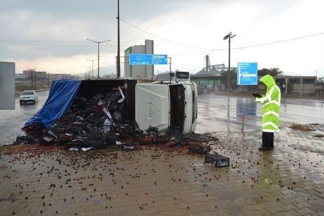 Kiraz Yüklü Kamyon Devrildi: 1 Yaralı