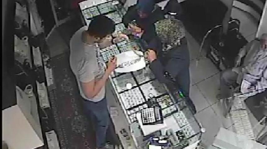 Kuyumcu Soygunu G&uuml;venlik Kamerasıyla Aydınlatıldı