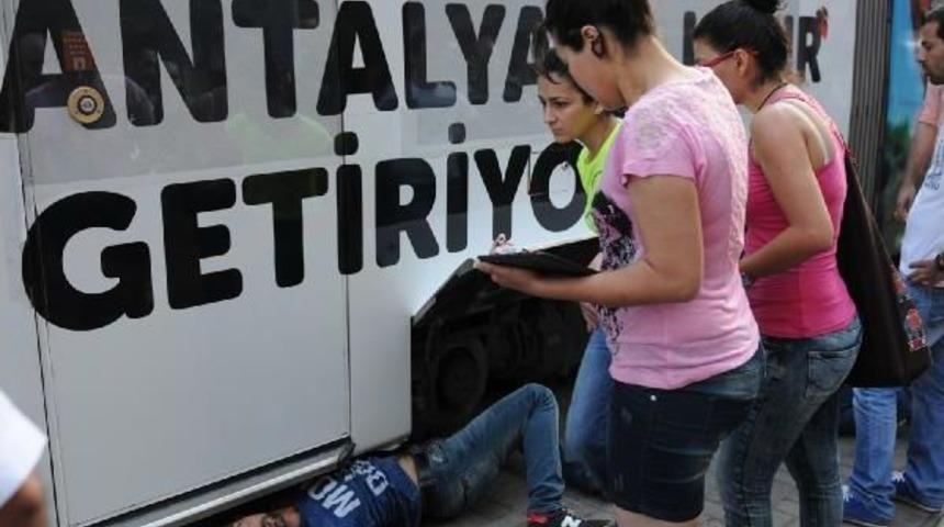 Tramvayın Altına Kedi Girdi, Seferler Durdu