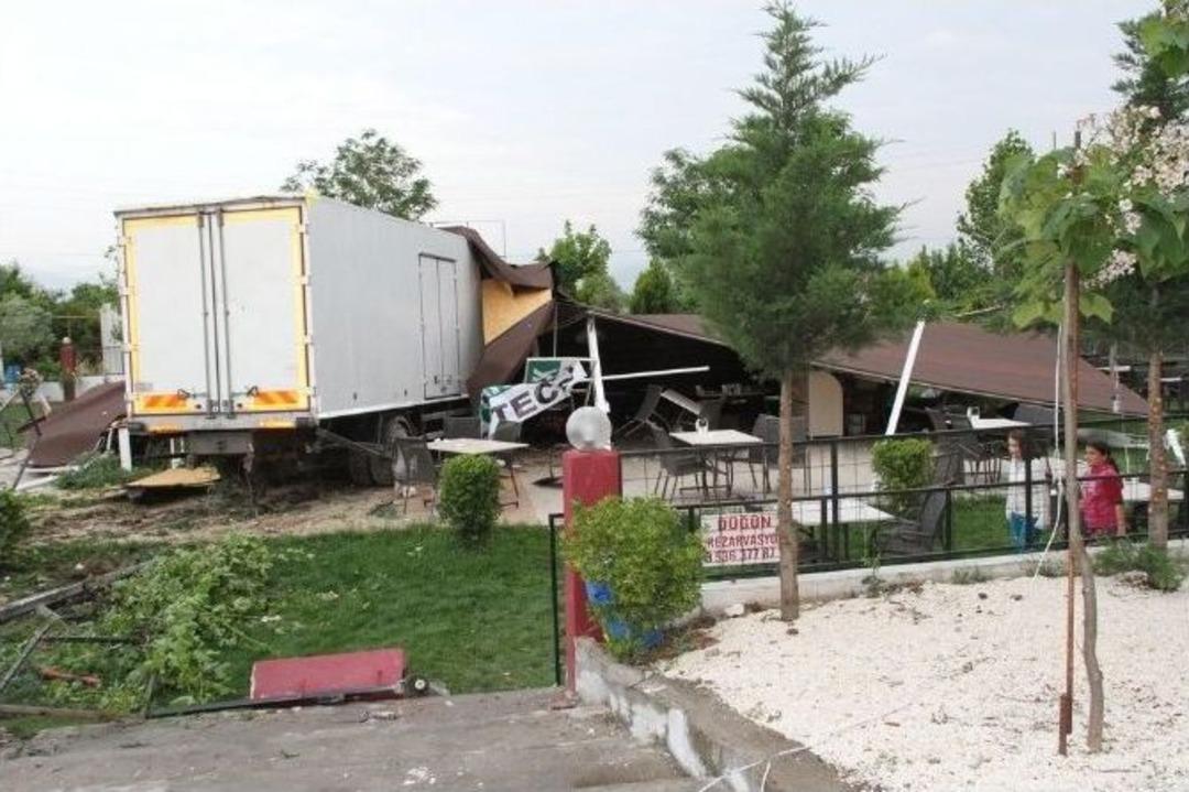 Akhisar&rsquo;da Tekeri Patlayan Kamyon D&uuml;ğ&uuml;n Salonuna Girdi: 2 Yaralı