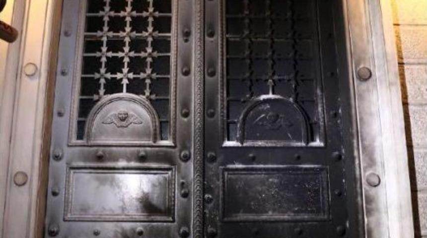 Kadık&ouml;y'de, Kilisenin Kapısı Ateşe Verildi