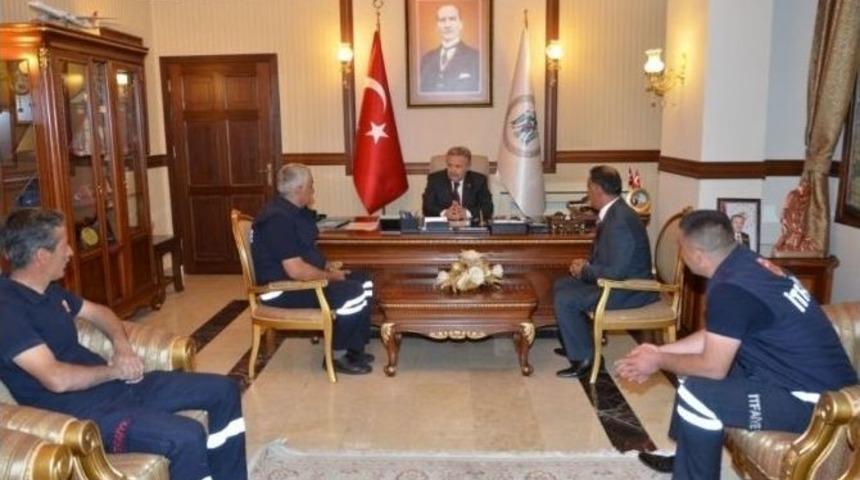 Vali Kahraman&rsquo;dan İtfaiye Ekibine Teşekk&uuml;r Belgesi