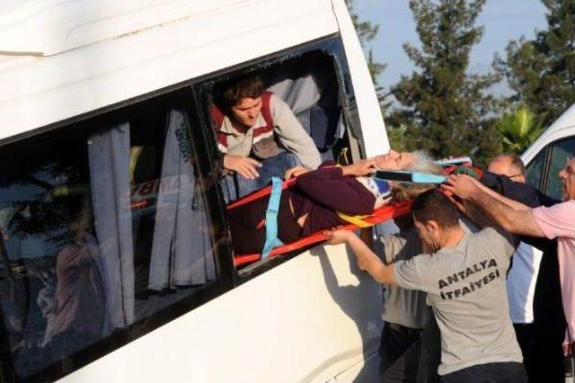 Otel Servis Midibüsü Kanala Uçtu: 6 Yaralı