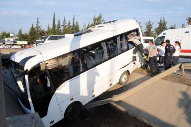 Otel Servis Midibüsü Kanala Uçtu: 6 Yaralı