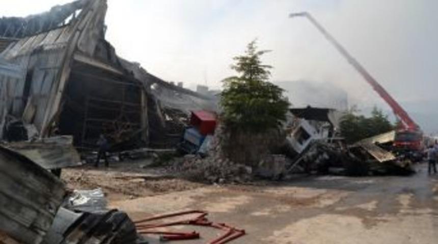 Fabrika Yangınına 34 Ara&ccedil; Ve 101 Personelle M&uuml;dahale Edildi