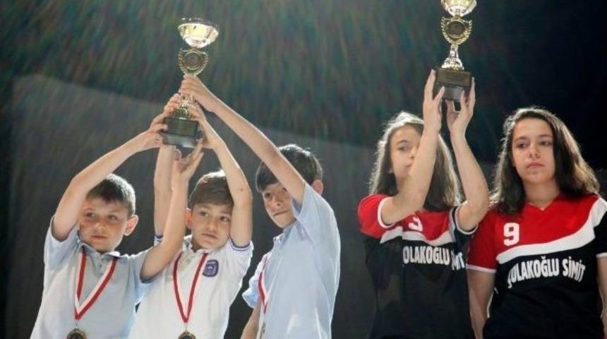 Sportif M&uuml;sabakalarda Dereceye Girenler &Ouml;d&uuml;llendirildi