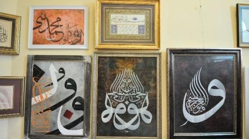 Yahyalı Camii&rsquo;nin Duvarlarında Usta Hattatın İzleri Var