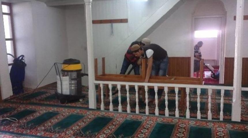 G&ouml;me&ccedil;&rsquo;te T&uuml;m Camiler Belediye Tarafından Temizleniyor