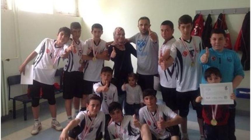 Yusuf Hakiki Baba Ortaokulu Hentbolda T&uuml;rkiye 3.&rsquo;s&uuml; Oldu