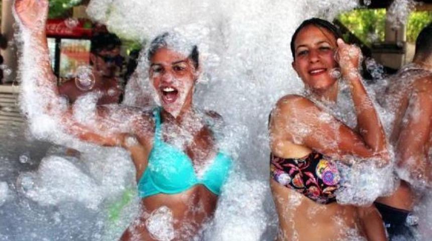 Denizden &Ccedil;ıkıp K&ouml;p&uuml;ğ&uuml;n Altına Koşuyorlar