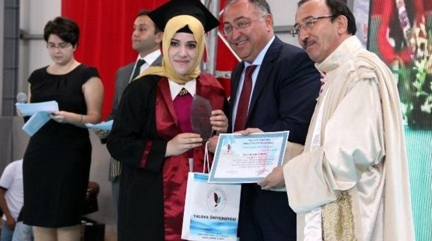 Yalova &Uuml;niversitesi&rsquo;nde Mezuniyet Heyecanı
