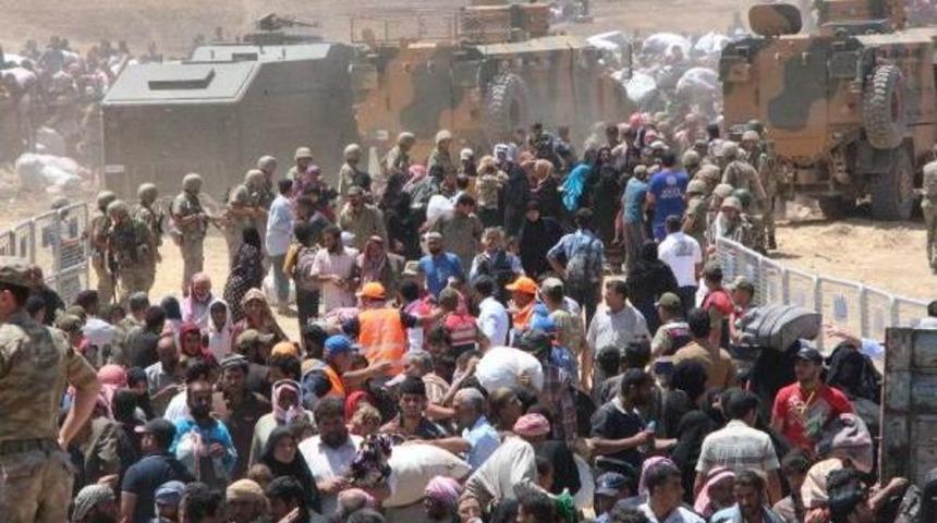 Sınırdaki 3 Bin Suriyeli T&uuml;rkiye'ye Alındı