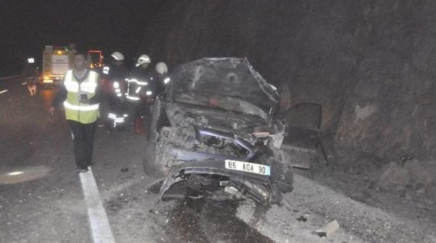 Otomobil Yol Kenarındaki Kayalıklara &Ccedil;arptı: 1 Yaralı