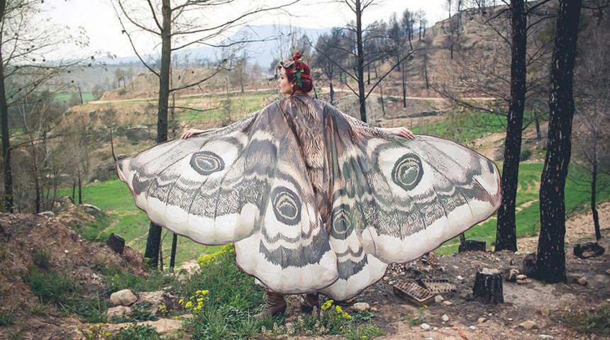 Elle &ccedil;izilmiş muhteşem kelebek kanadı şallar