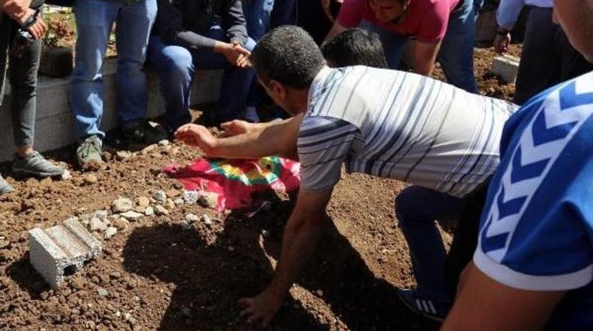 Diyarbakır'da &Ouml;ld&uuml;r&uuml;len 3 Kişi Toprağa Verildi, 17 Kişi G&ouml;zaltına Alındı