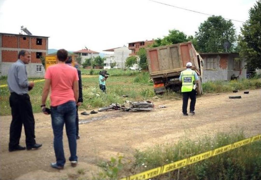 Tokat&rsquo;ta Kamyon Motosiklete &Ccedil;arptı: 2 &Ouml;l&uuml;
