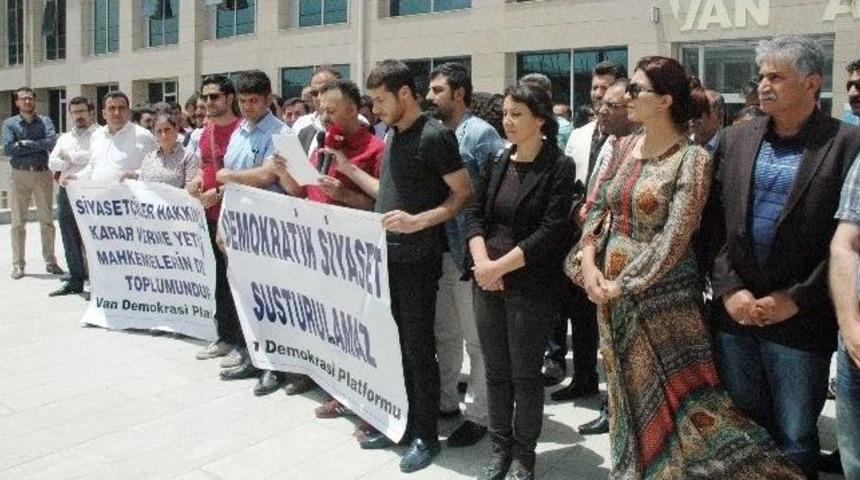 Adalet Sarayı &Ouml;n&uuml;nde Protesto
