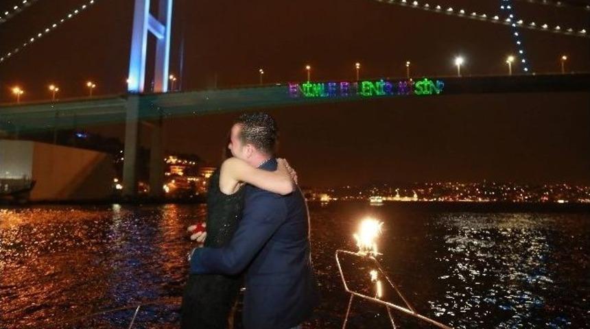 &Ccedil;orumlu Gen&ccedil;&rsquo;ten Boğazi&ccedil;i K&ouml;pr&uuml;s&uuml;&rsquo;nde Evlenme Teklifi