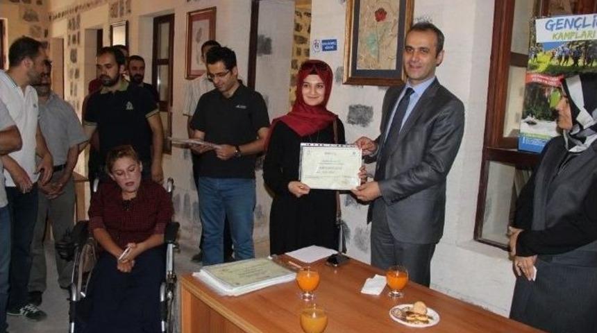 Gen&ccedil;lik Merkezi Kursiyerlerine Sertifikaları T&ouml;renle Verildi