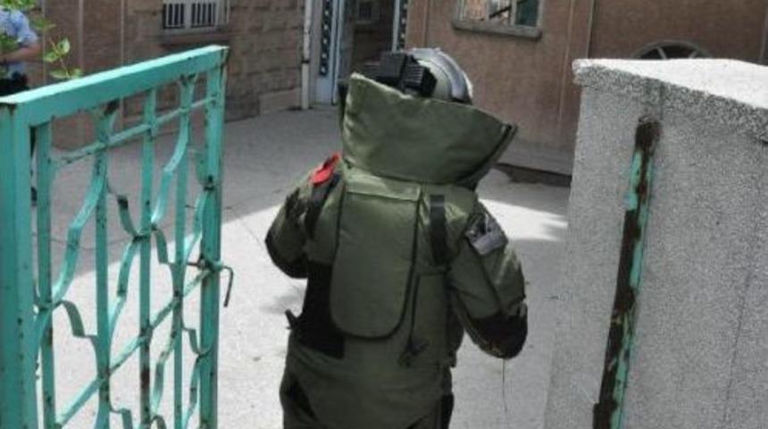 Camideki Merdiveni Altındaki Sahipsiz Paket F&uuml;nye Ile Patlatıldı