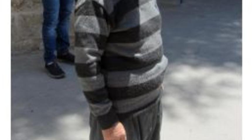 Kulak Ağrısı Ile Gittiği Hastanede, Kulağına Kene Girdiği Ortaya &Ccedil;ıktı